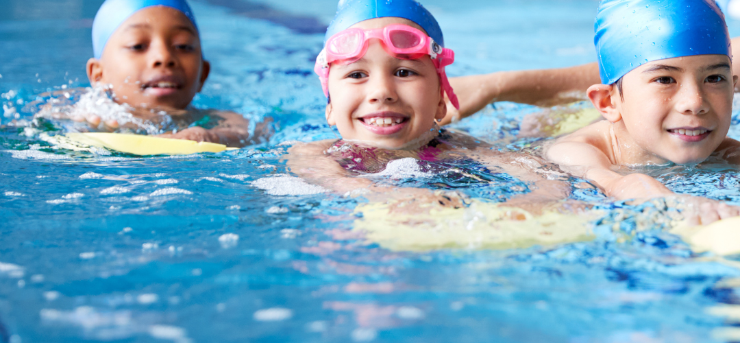 Cours enfant à la piscine Cours avec planche à la piscine